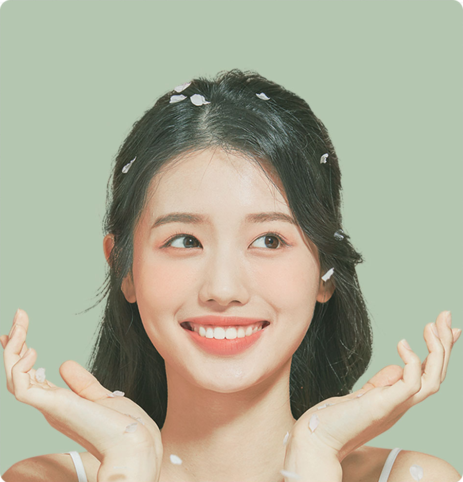 นางแบบใช้สองมือประคองใบหน้า — ความกังวลเรื่องความยืดหยุ่นและความหย่อนคล้อยของผิว