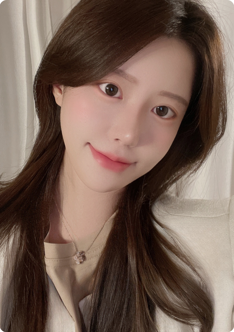 ภาพเซลฟีของนางแบบที่แสดงผู้ที่เหมาะกับการผ่าตัดแก้ไขตาแบบไม่กรีด